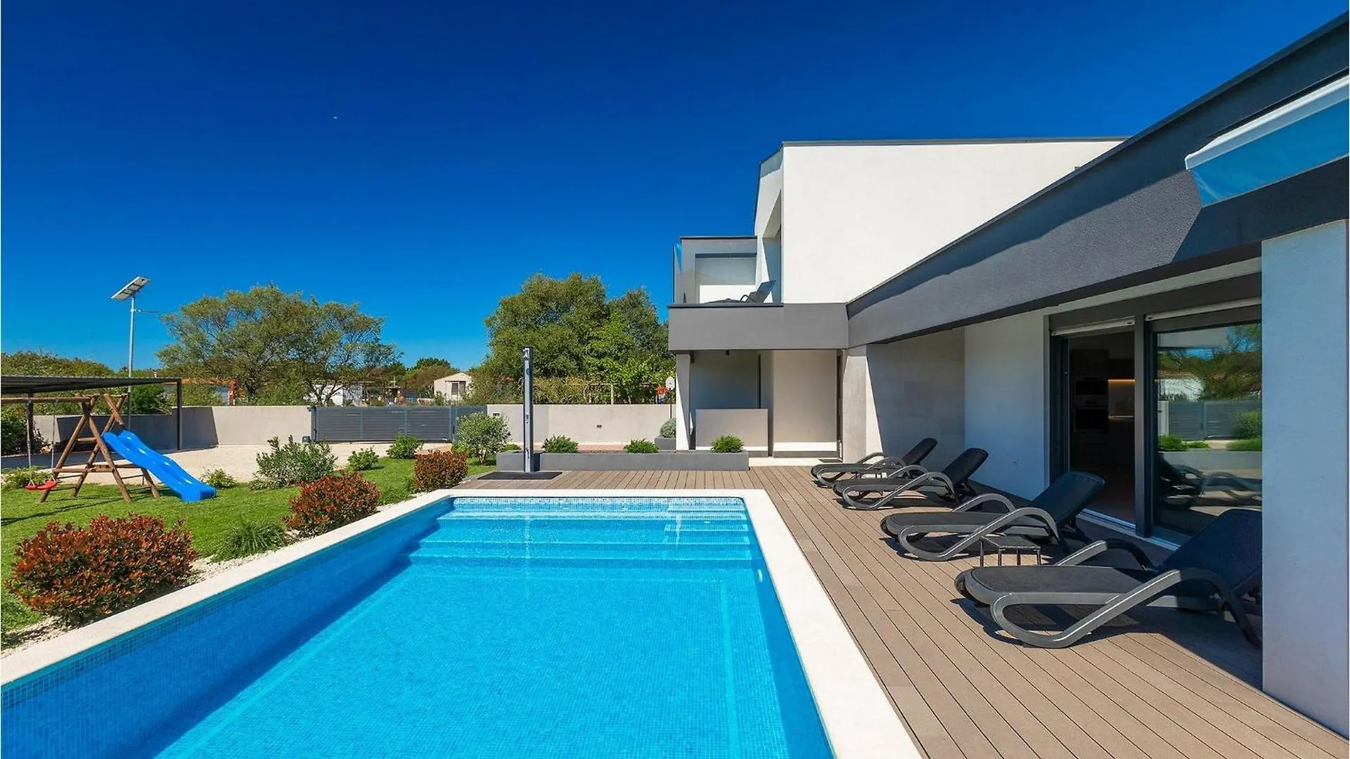 Villa Linea Pula 0*,